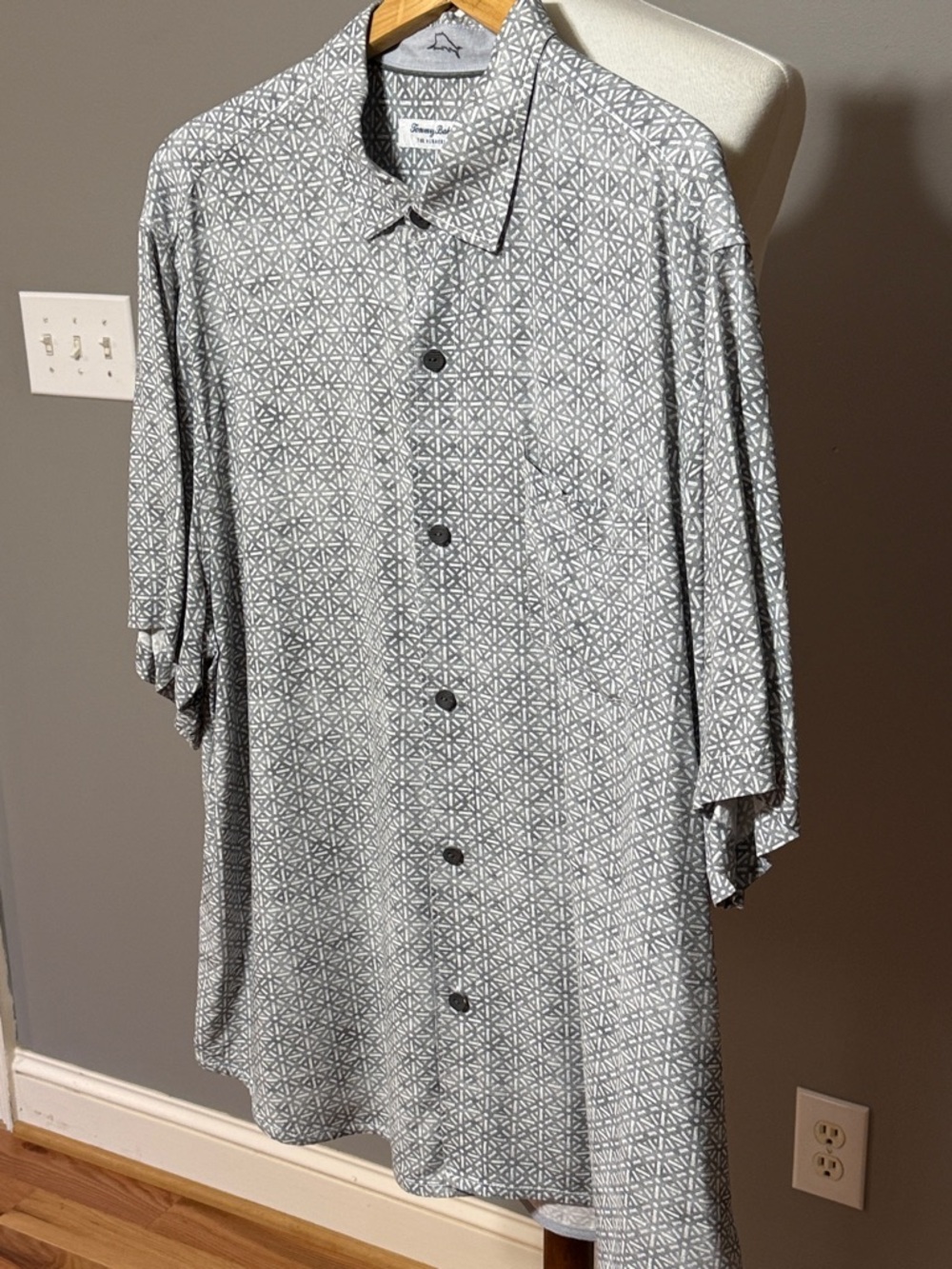 Tommy Bahama Gray Geometric Short-Sleeve Button-Down Shirt - XL - Picture 5 of 12